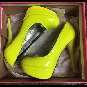 Qupid Neon Yellow Patent pumps